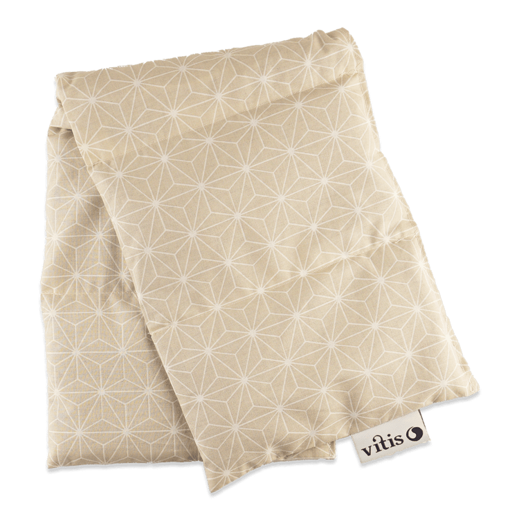 Ein großes sandfarbenes Traubenkernkissen mit weißem Muster der Firma Vitis Traubenkern GmbH.