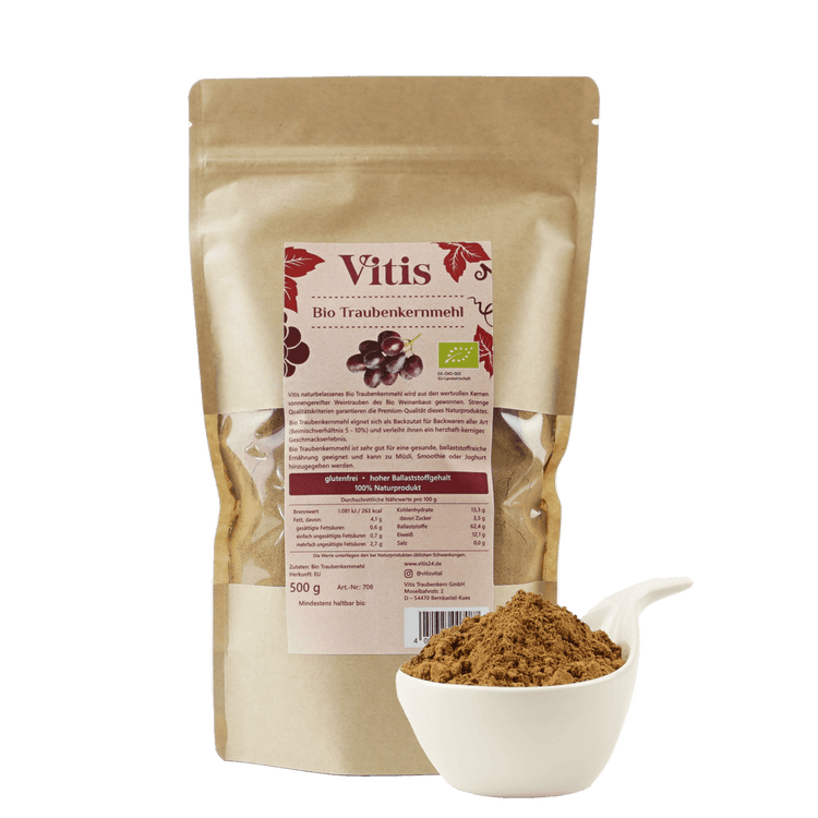 Eine Packung 500g Bio Traubenkernmehl der Firma Vitis Traubenkern GmbH. Als Dekoration steht eine weiße Schale mit braunem Bio Traubenkernmehl neben der Packung.