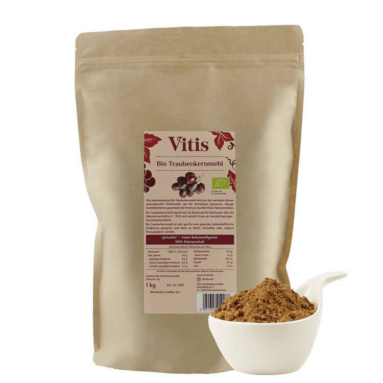 Eine 1kg Packung Bio Traubenkernmehl der Firma Vitis Traubenkern GmbH. Als Dekoration ist eine kleine weiße Schale mit etwas braunem Traubenkernmehl zu sehen.