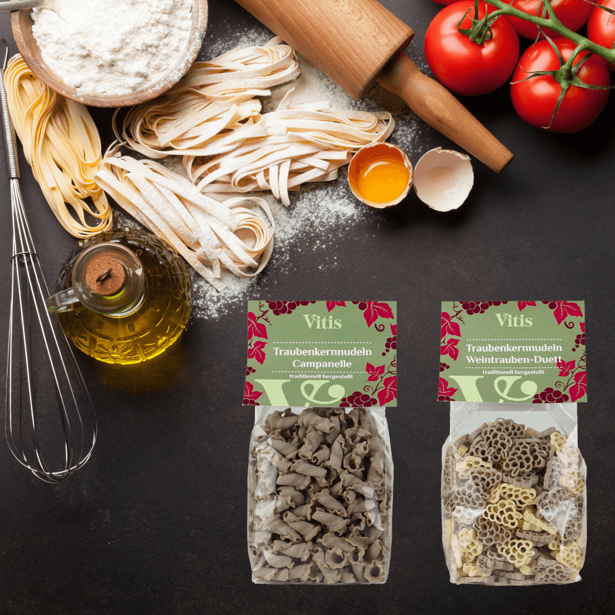 Die Traubenkernnudeln Campanelle und Weintrauben-Duett von Vitis. Neben den Nudeln sind Backutensilien zu sehen.