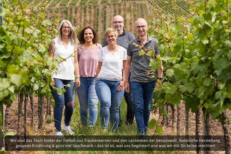 Wir sind das Team hinter der Vielfalt aus Traubenkernen, vom liebevoll kaltgepressten Traubenkernöl über das wertvolle Traubenkernmehl bis hin zu unseren Leckereien der Genusswelt. Natürliche Herstellung, gesunde Ernährung & ganz viel Geschmack.