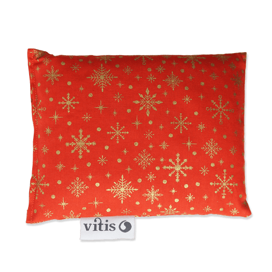 Ein rotes Traubenkernkissen von Vitis24 mit  einem weihnachtlichen Motiv.