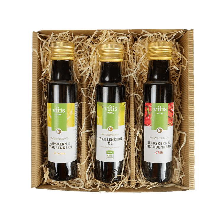 Eine Geschenkbox mit drei Raps- und Traubenkernölen der Firma Vitis Traubenkern GmbH.