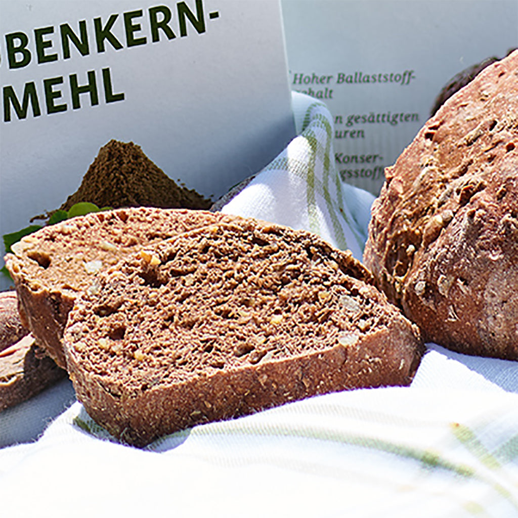 Eine Scheibe gebackenes Traubenkernbrot von Vitis.