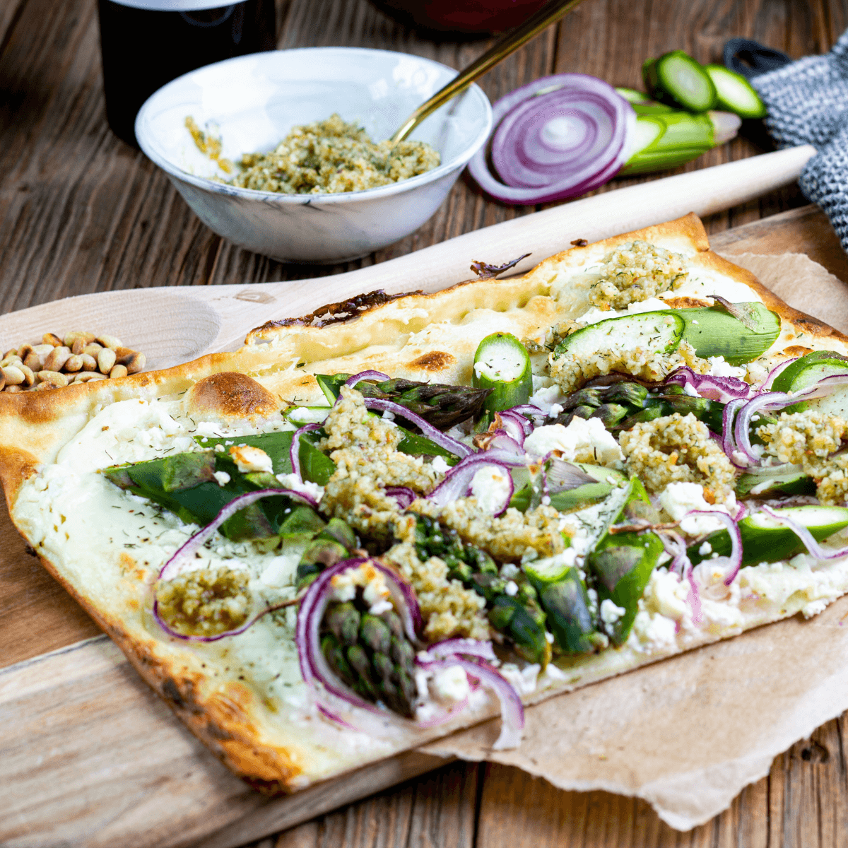 Flammkuchen mit grünem Spargel
