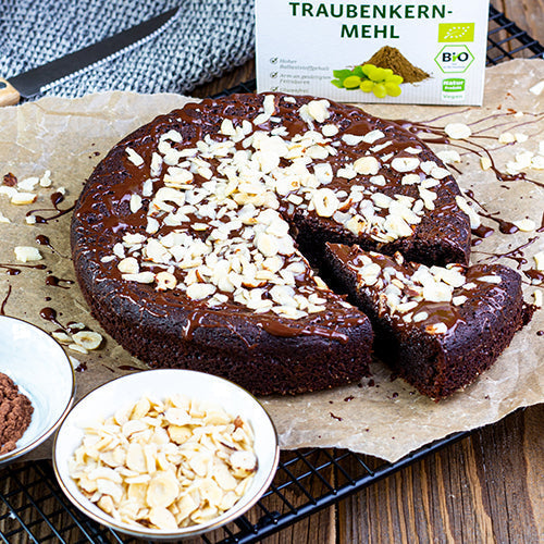 Ein Schokokuchen mit einer Packung Bio Traubenkernmehl von Vitis24 im Hintergrund.