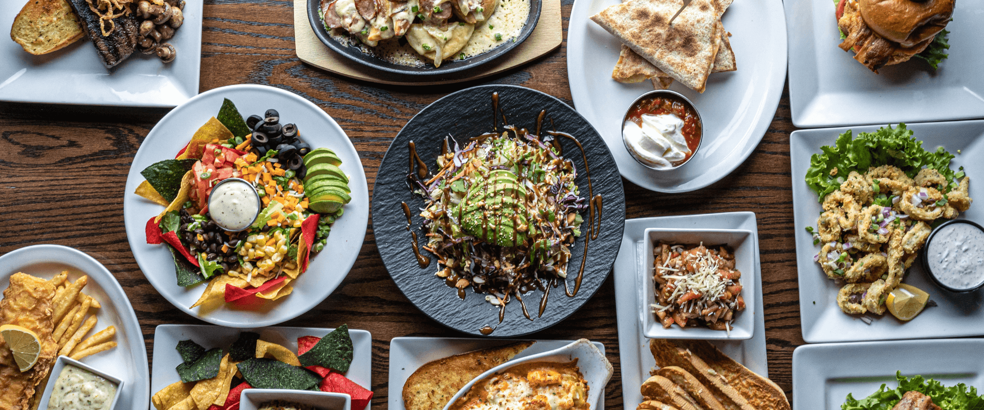 EIn Tisch von oben mit vielen zubereiteten Hauptspeisen.