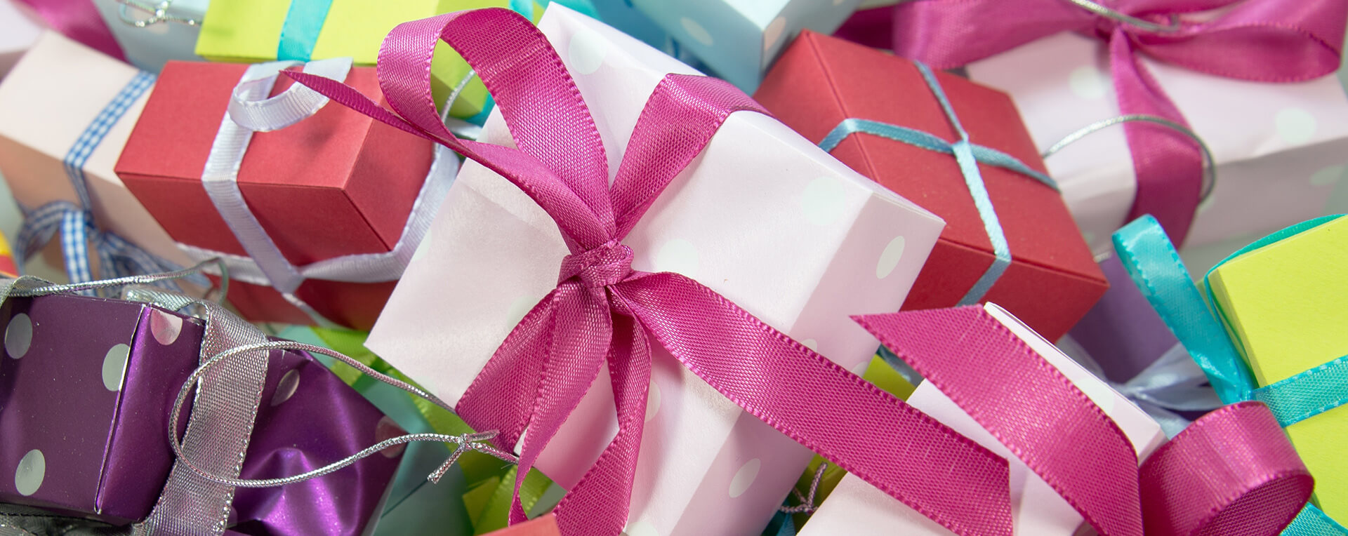 ein Bild mit vielen bunten Geschenken