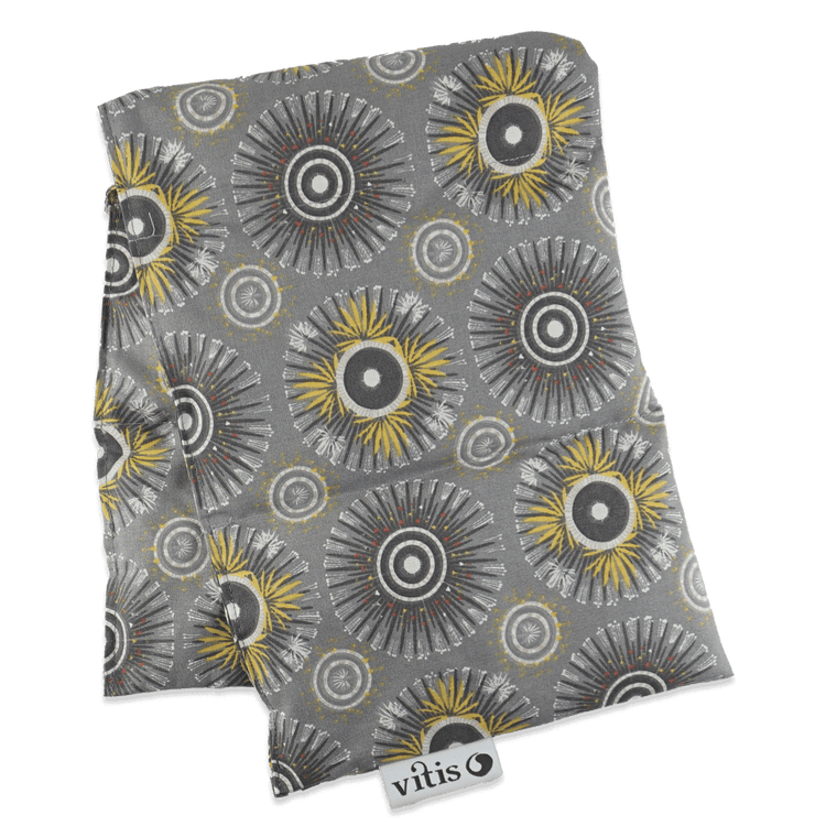 Ein großes Traubenkernkissen der Firma Vitis Traubenkern GmbH in den Maßen 60 cm mal 20 cm.