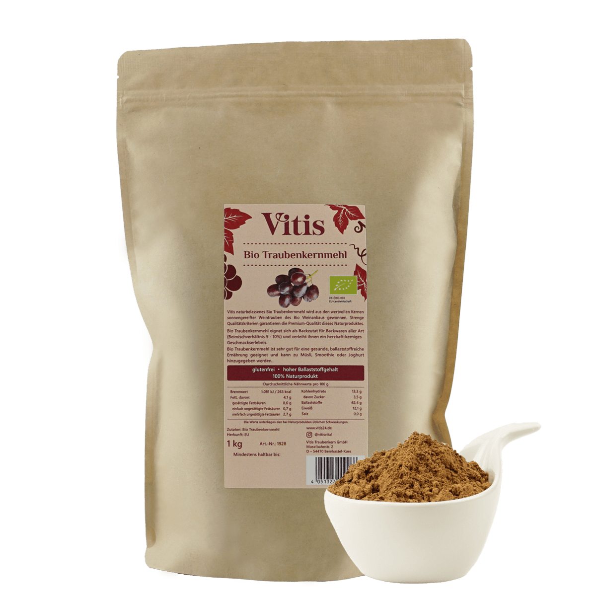 Eine 1kg Packung Bio Traubenkernmehl der Firma Vitis Traubenkern GmbH. Als Dekoration ist eine kleine weiße Schale mit etwas braunem Traubenkernmehl zu sehen.