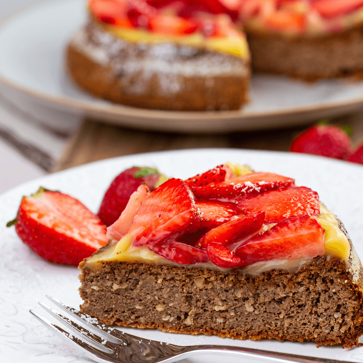 Ein kleines Stück Erdbeerkuchen in Nahaufnahme. Der Teig ist mit Traubenkernmehl von Vitis gebacken.