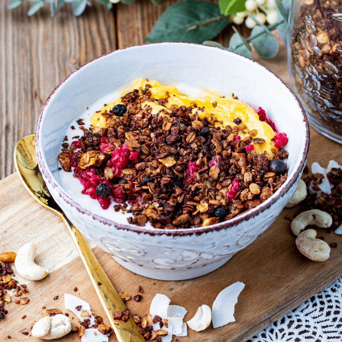 Eine Schale Müsli mit Granola. Das Granola ist mit Traubenkernmehl gemacht.