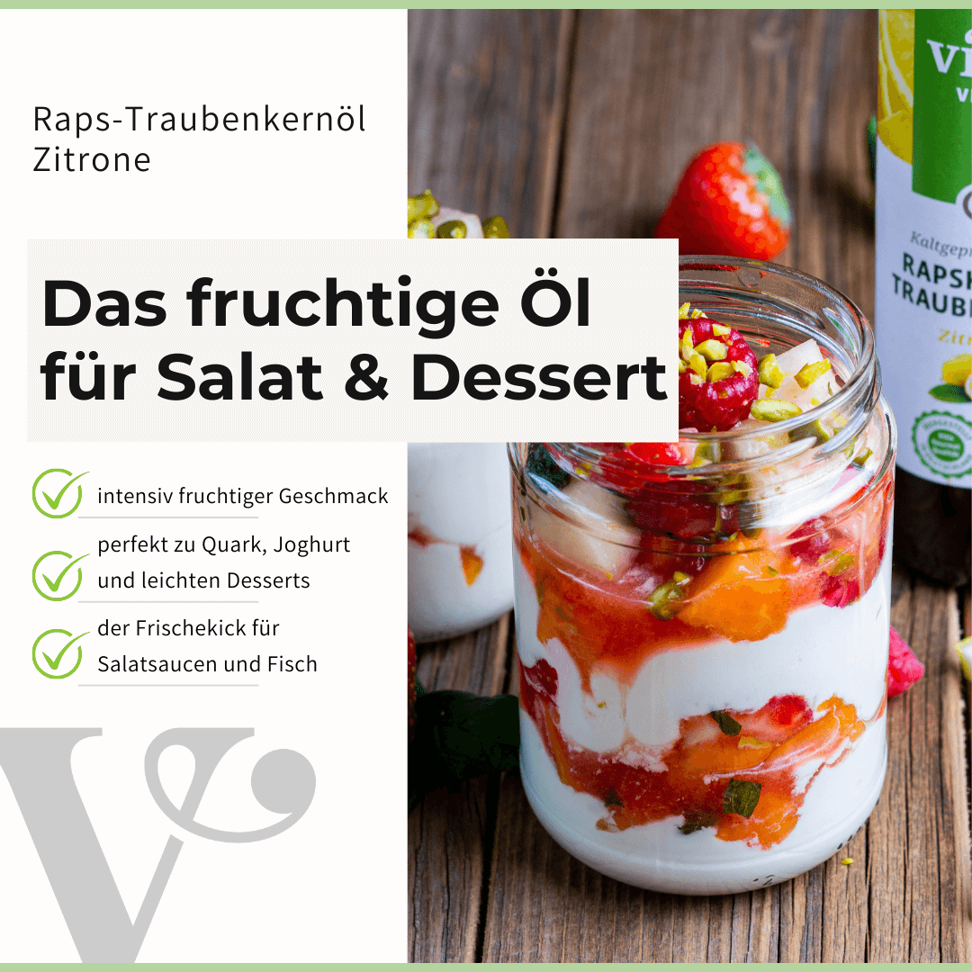 Ein kleines Glas mit einem Dessert aus Joghurt, Erdbeeren und Zitronenöl von Vitis steht auf einem Holztisch.