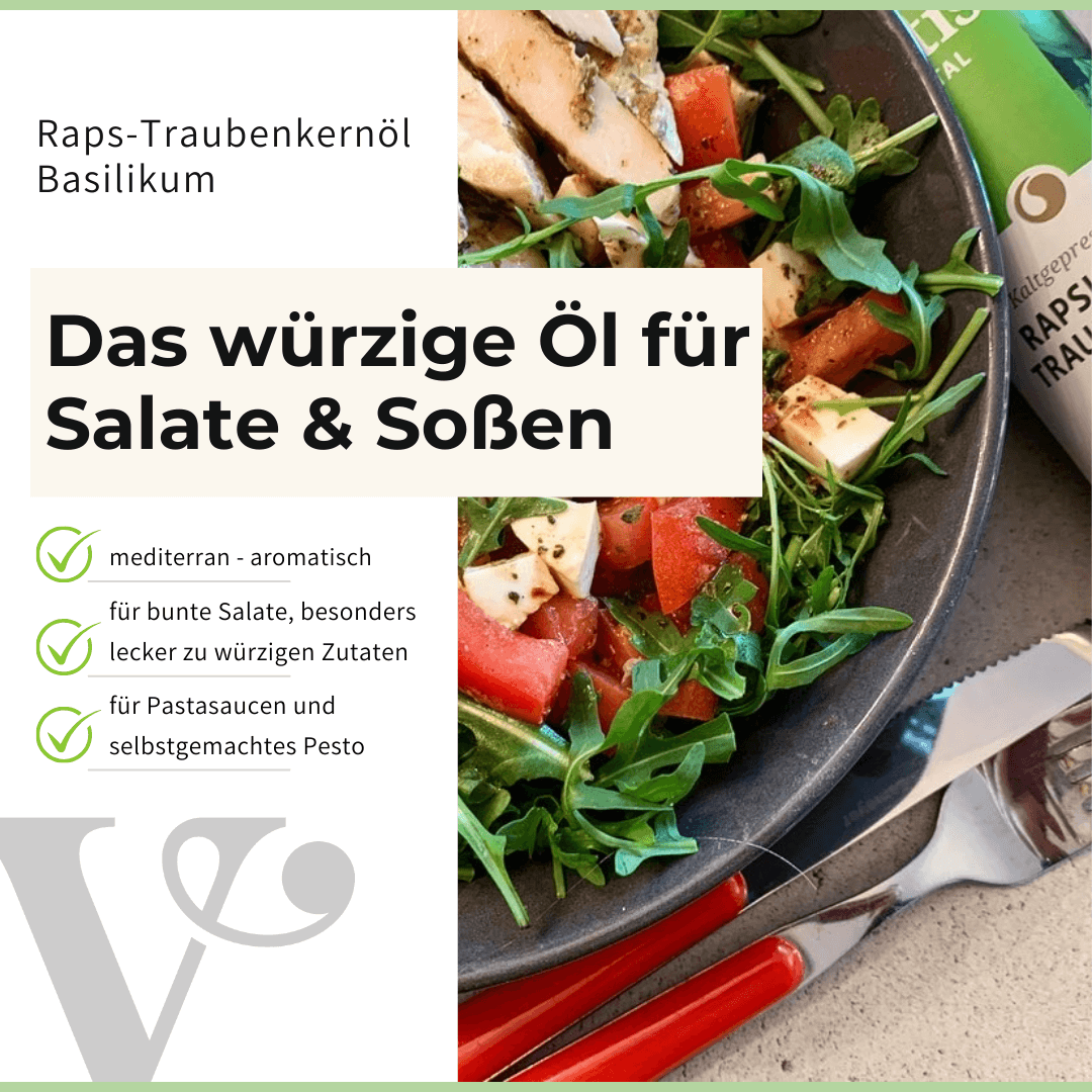 Ein Teller mit einem Feldsalat und Melonenstückchen in Nahaufnahme.