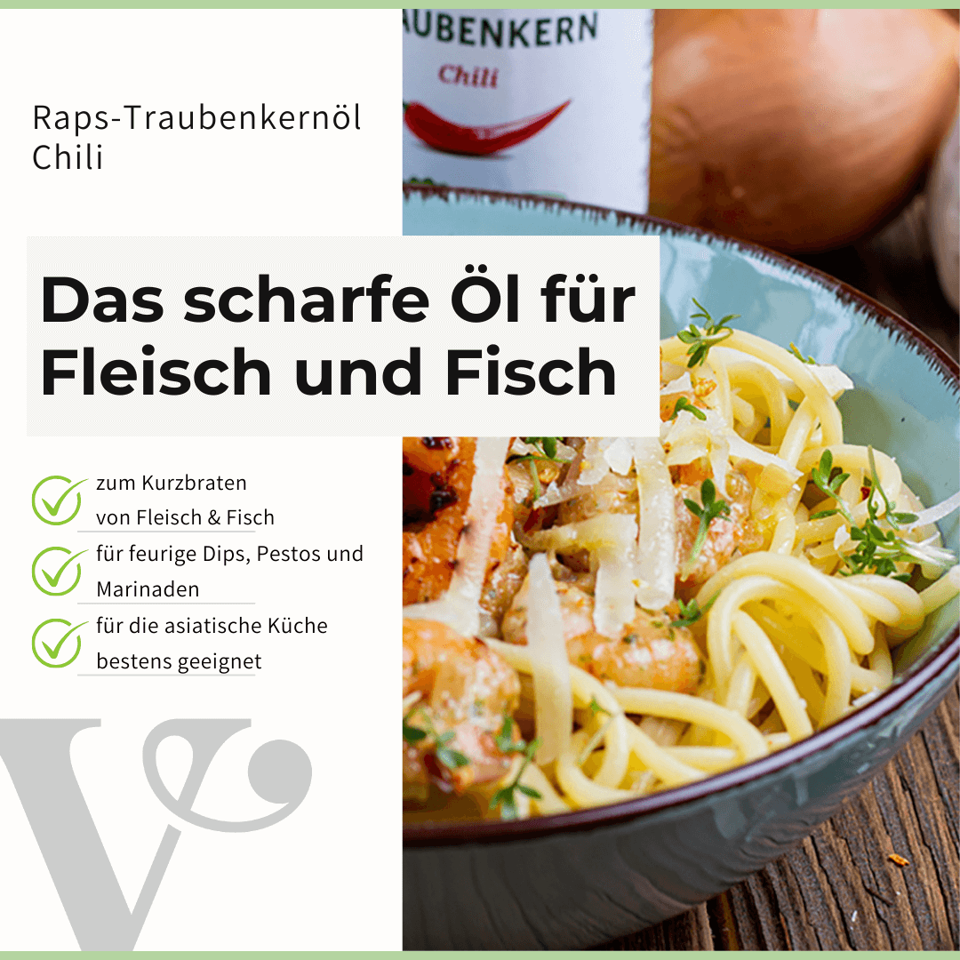 Eine Schale mit Spaghetti und Garnelen steht auf einem Holztisch. Im Hintergrund ist das Chiliöl von Vitis zu sehen.