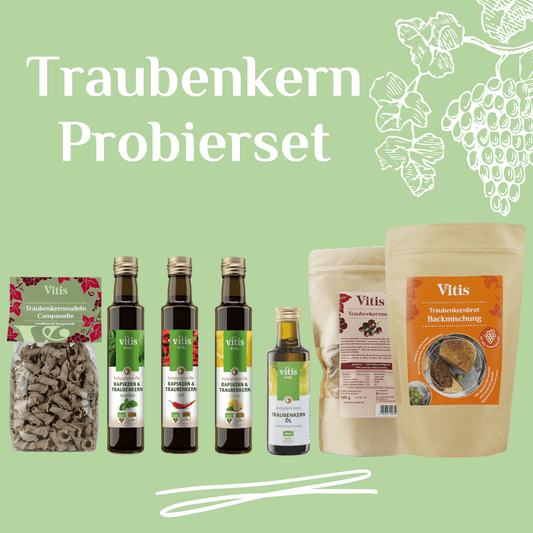 Das Traubenkern Probierset von der Firma Vitis Traubenkern GmbH. Zu sehen sind diverse Traubenkernöle, Traubenkernmehl, Traubenkernbrot und Traubenkernnudeln.