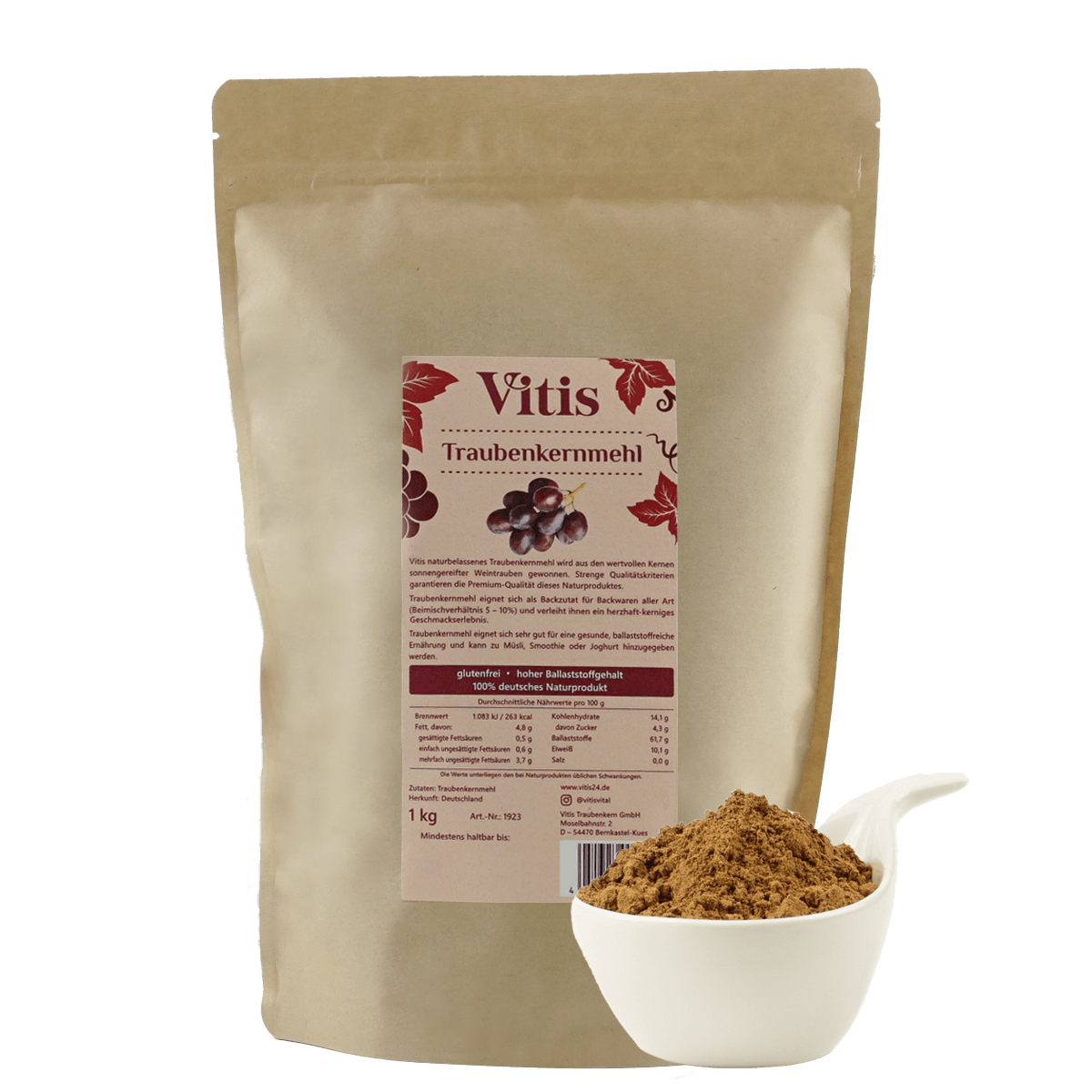 Eine 1kg Packung Traubenkernmehl der Firma Vitis Traubenkern GmbH. Als Dekoration ist eine kleine weiße Schale mit etwas braunem Traubenkernmehl zu sehen.