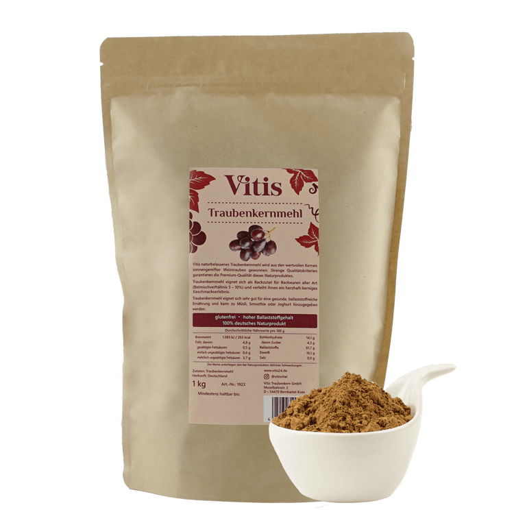 Eine 1kg Packung Traubenkernmehl der Firma Vitis Traubenkern GmbH. Als Dekoration ist eine kleine weiße Schale mit etwas braunem Traubenkernmehl zu sehen.