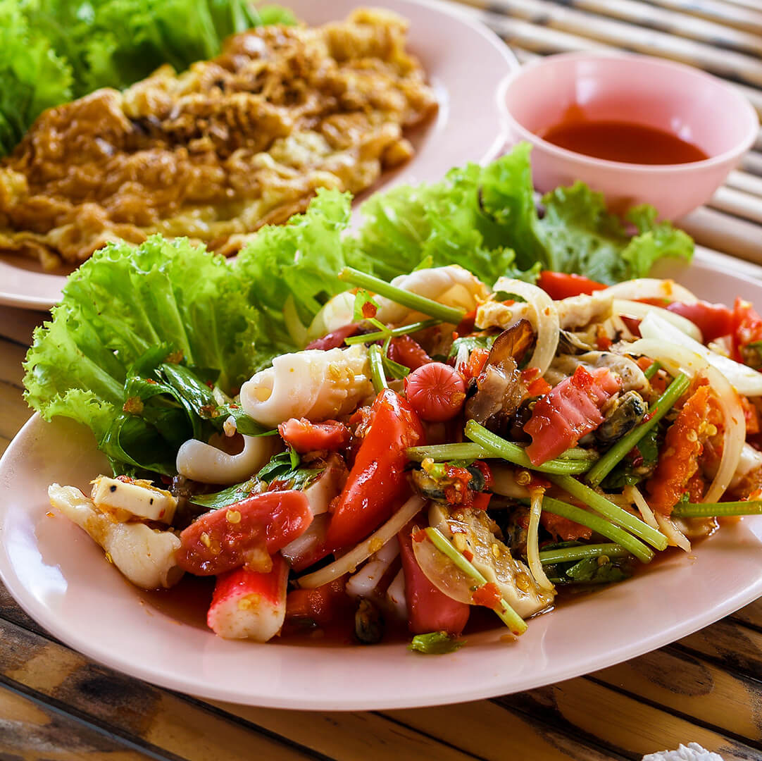 Ein bunter Blassalat auf einem Teller angerichtet.